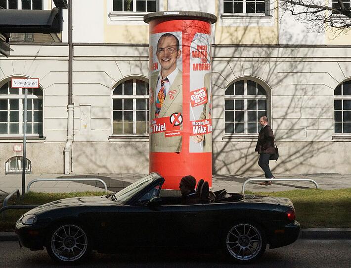 So klebt das Plakat mit Mike Thiel jetzt an vielen Litfaßsäulen in München.