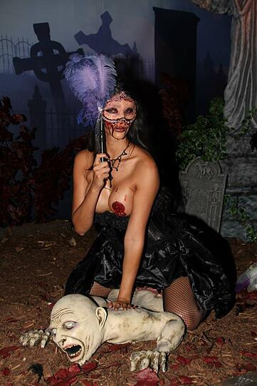 Micaela Schäfer als Nackt-Zombie