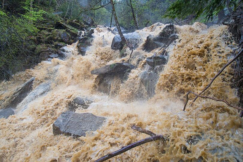 Hochwasser am Genfer See! Die Lage in der Schweiz wird ernster, die Pegel steigel. Die Bilder...