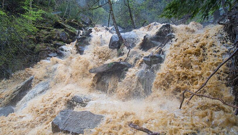 Hochwasser am Genfer See! Die Lage in der Schweiz wird ernster, die Pegel steigel. Die Bilder...