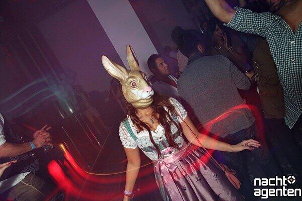 Fesche Madln und stramme Buam haben natürlich auch im Tor Club ordentlich gefeiert. Mehr Bilder unter: href="http://www.nachtagenten.de/event/19.09.2015/tor-club/tor-club-wiesn-2015-time-to-r-eh-ab.332566.html