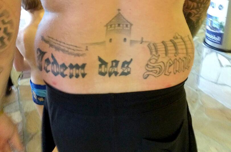 Wegen dieses Tattoos ist Marcel Z. zu einer Bewährungsstrafe von sechs Monaten verurteilt worden.