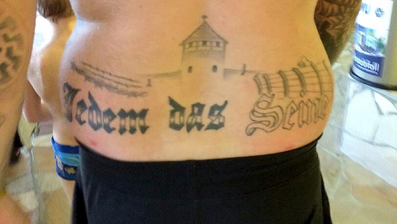 Wegen dieses Tattoos ist Marcel Z. zu einer Bewährungsstrafe von sechs Monaten verurteilt worden. Wegen dieses Tattoos ist Marcel Z. zu einer Bewährungsstrafe von sechs Monaten verurteilt worden.