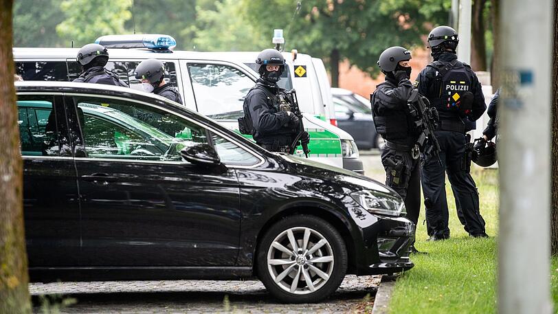 Polizisten sichern den Tatort in der Nähe des Nordfriedhofs.