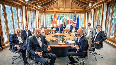 Die Mächte des G7-Gipfels sitzen an einem Tisch.