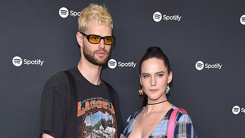 Sofi Tukker, bestehend aus Tucker Halpern und Sophie Hawley-Weld werden im Juli nicht in Europa auftreten. Grund ist eine Infektion des Musikers.