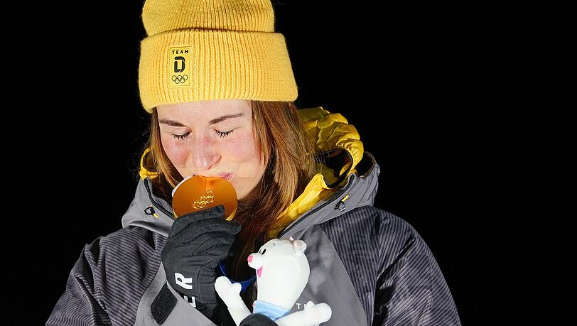 Bei der Siegerehrung war Julia Taubitz sehr ergriffen.