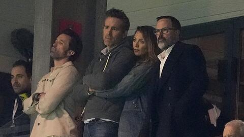 Rob McElhenney, Ryan Reynolds, Blake Lively und Michael Williamson (v.l.) im Stadion.