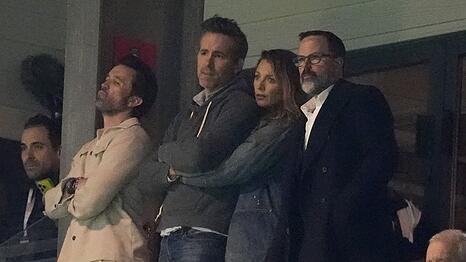Rob McElhenney, Ryan Reynolds, Blake Lively und Michael Williamson (v.l.) im Stadion.