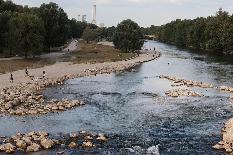 Der Blick von der Reichenbachbr&uuml;cke auf die Isar: Das Isarufer ist ein
beliebter Treffpunkt junger M&uuml;nchnerinnen und M&uuml;nchner.