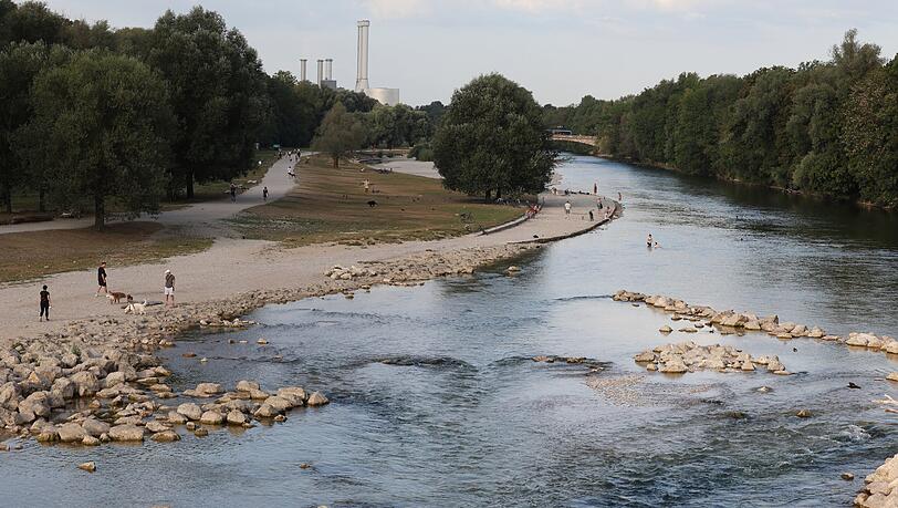Der Blick von der Reichenbachbrücke auf die Isar: Das Isarufer ist ein
beliebter Treffpunkt junger Münchnerinnen und Münchner. Der Blick von der Reichenbachbrücke auf die Isar: Das Isarufer ist ein
beliebter Treffpunkt junger Münchnerinnen und Münchner.