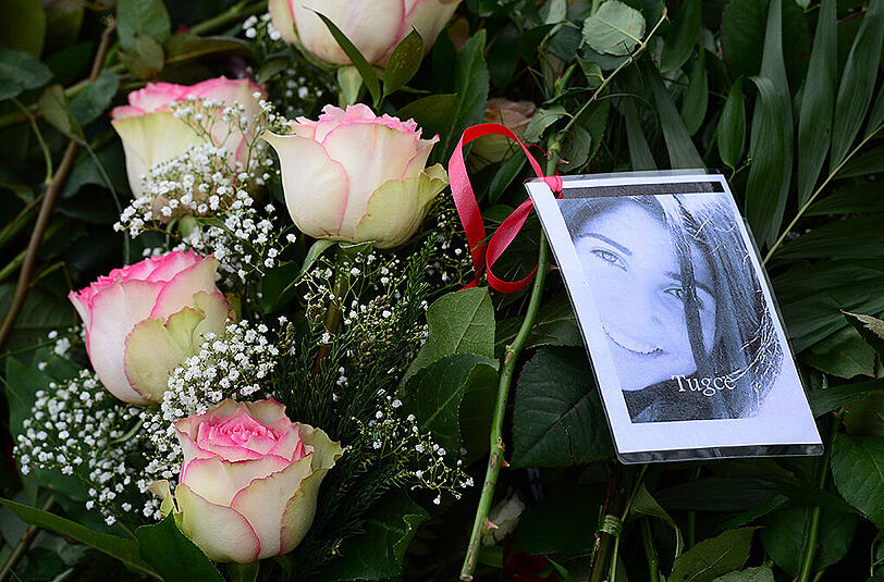 Das Grab von Tugce A. Die Zeugenaussagen, was in der Tatnacht passiert sein soll, driften auseinander.