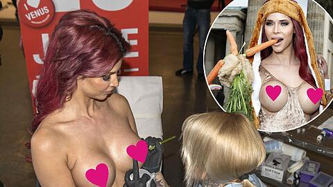 Micaela Schäfer hat sich von Sara DaSuesse ein Herzchen auf die Brust tätowieren lassen. Danach präsentiert das Erotikmodel das Werk vor dem Brandenburger Tor. Die Bilder.