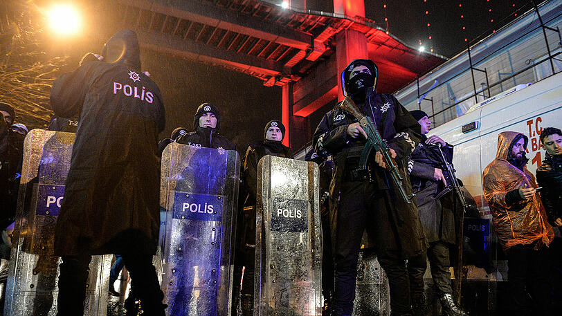 In Istanbul richtete ein Attentäter ein Blutbad unter Feiernden an. Die Bilder.