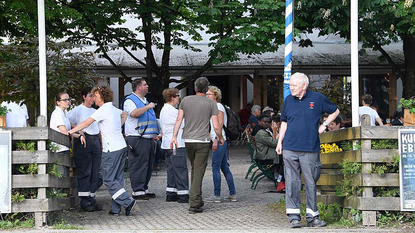 Stundenlange Sperre: Ein umgestürzter Baum hat bei Grafing im Landkreis Ebersberg die Zugstrecke München-Rosenheim blockiert. Im Einsatz waren starke Kräfte des Rettungsdienstes, darunter mehrere Schnelleinsatzgruppen sowie die Feuerwehren Grafing, Nettelkofen, Aßling, Straußdorf, Loitersdorf, Elkofen, Ebersberg und Niclasreuth. Die Bilder von der schwierigen Bergung.
