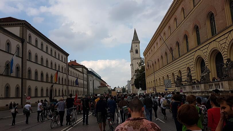 Motto: ausspekuliert! Am Samstag kamen um die 10.000 Menschen zur großen Demo gegen Spekulanten, Mietwahnsinn und für mehr Mieterschutz nach München.