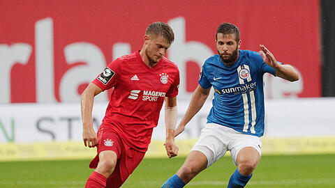 Bayerns Lars Lukas Mai (li.) im Duell mit Marco Königs (re.).