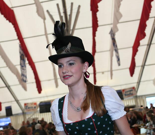 Trachtenmodenschau auf dem 27. Haderner Dorffest. Die Bilder.