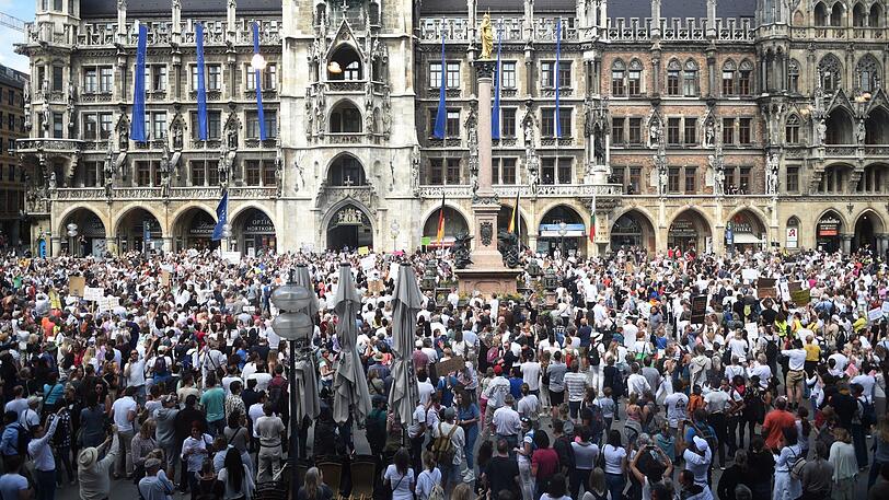 Dicht an dicht standen rund 3.000 Menschen bei der Corona-Demo am vergangenen Samstag (09.05.) auf dem Münchner Marienplatz. (Archivbild)