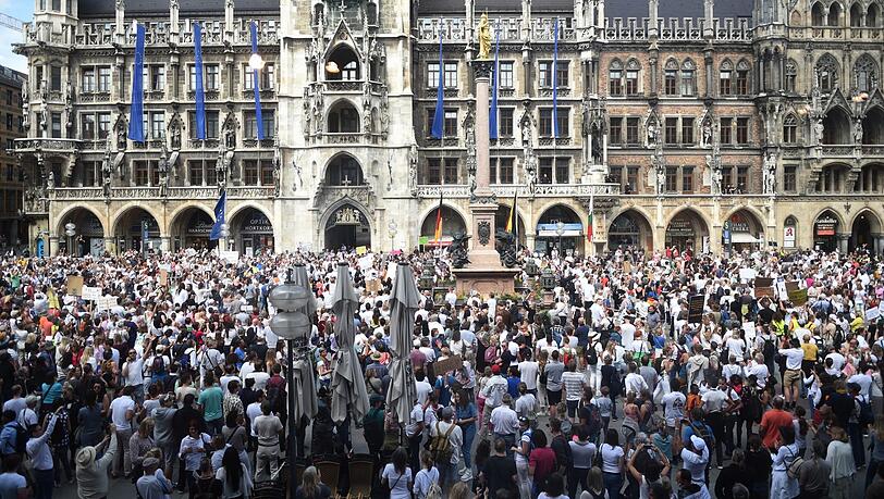 Dicht an dicht standen rund 3.000 Menschen bei der Corona-Demo am vergangenen Samstag (09.05.) auf dem Münchner Marienplatz. (Archivbild) Dicht an dicht standen rund 3.000 Menschen bei der Corona-Demo am vergangenen Samstag (09.05.) auf dem Münchner Marienplatz. (Archivbild)