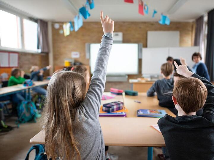 Heute haben die Schülerinnen und Schüler im Landkreis noch "Schonfrist" - länger aber nicht. Eine entsprechende Meldung war falsch. (Symbolbild)