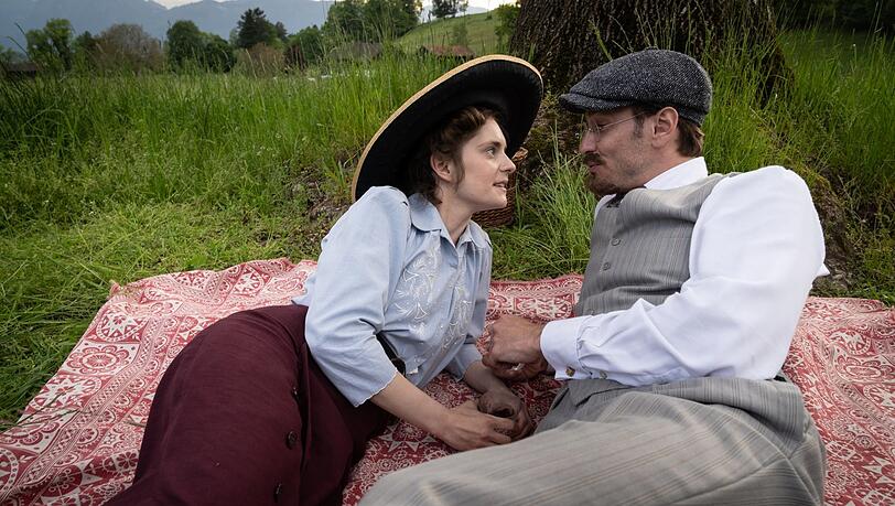 Gabriele "Ella" Münter (Vanessa Loibl) erliegt dem unbeholfenen Charme Wassily Kandinskys (Vladimir Burlakov).