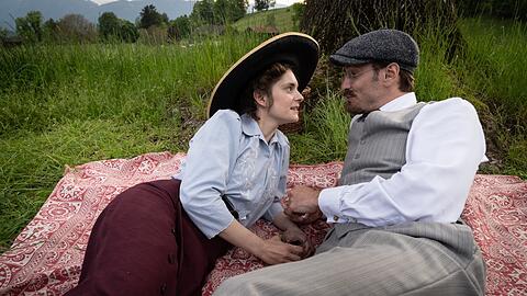 Gabriele "Ella" Münter (Vanessa Loibl) erliegt dem unbeholfenen Charme Wassily Kandinskys (Vladimir Burlakov).