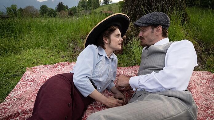 Gabriele "Ella" M&uuml;nter (Vanessa Loibl) erliegt dem unbeholfenen Charme Wassily Kandinskys (Vladimir Burlakov).