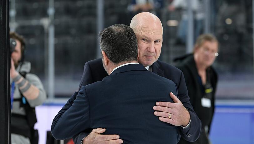 Wer wird Nachfolger von Coach Don Jackson (hinten)? Oder bleibt die Trainerlegende tatsächlich noch ein Jahr beim EHC? Eine der vielen Fragen, die sich Klubchef Christian Winkler (vorne) jetzt stellen - und klären muss. Wer wird Nachfolger von Coach Don Jackson (hinten)? Oder bleibt die Trainerlegende tatsächlich noch ein Jahr beim EHC? Eine der vielen Fragen, die sich Klubchef Christian Winkler (vorne) jetzt stellen - und klären muss.