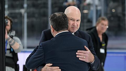 Wer wird Nachfolger von Coach Don Jackson (hinten)? Oder bleibt die Trainerlegende tatsächlich noch ein Jahr beim EHC? Eine der vielen Fragen, die sich Klubchef Christian Winkler (vorne) jetzt stellen - und klären muss.