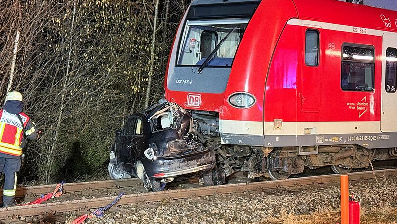 Der Kleinwagen wurde beim Zusammensto&szlig; stark eingedr&uuml;ckt.