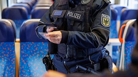 Auch in Z&uuml;gen werden Fahrg&auml;ste nahe der Grenze zu &Ouml;sterreich oft von Bundespolizisten kontrolliert. (Symbolbild)