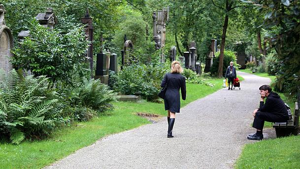 Auf dem M&uuml;nchner S&uuml;dfriedhof geht Birgit Schrowange gerne spazieren, wenn sie ihre Gedanken ordnen will.