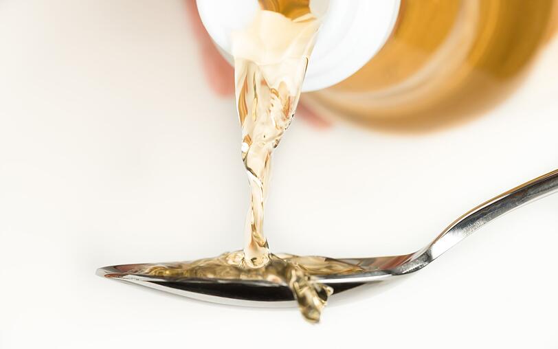Die Rezeptur für den Fond zum sauren Einlegen sieht grob vor: ein Teil Essig, doppelt so viel Zucker und dreimal so viel Wasser - plus Salz. In einer solchen Umgebung halten sich Bakterien und Pilze nicht gerne auf. Die Ingredienzen werden vermischt und aufgekocht. Die Rezeptur für den Fond zum sauren Einlegen sieht grob vor: ein Teil Essig, doppelt so viel Zucker und dreimal so viel Wasser - plus Salz. In einer solchen Umgebung halten sich Bakterien und Pilze nicht gerne auf. Die Ingredienzen werden vermischt und aufgekocht.