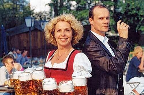 &bdquo;Die Maß ist voll&ldquo; (2008): Obermaier (Michaela May) ermittelt Undercover im Biergarten.