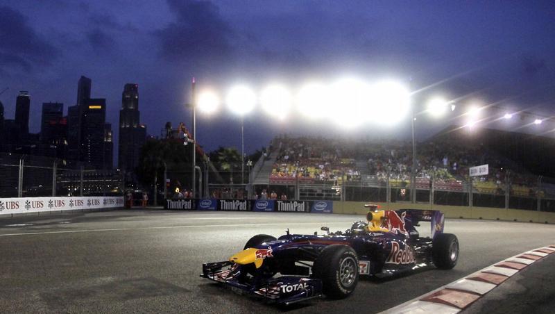 Der deutsche Formel-1-Rennfahrer Sebastian Vettel unter dem Nachthimmel von Singapur Der deutsche Formel-1-Rennfahrer Sebastian Vettel unter dem Nachthimmel von Singapur