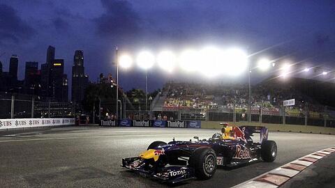 Der deutsche Formel-1-Rennfahrer Sebastian Vettel unter dem Nachthimmel von Singapur