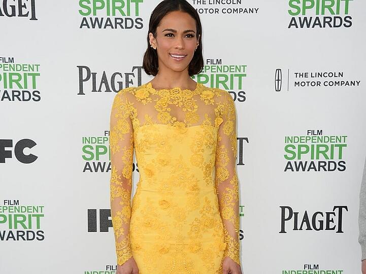 Paula Pattons Kleid ist kurz und knallig