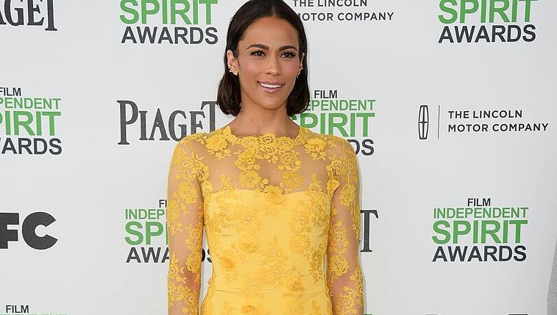 Paula Pattons Kleid ist kurz und knallig Paula Pattons Kleid ist kurz und knallig