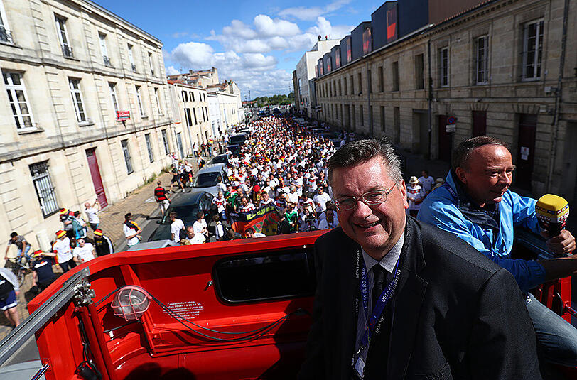 DFB-Präsident Reinhard Grindel beim Fan Walk in Bordeaux.