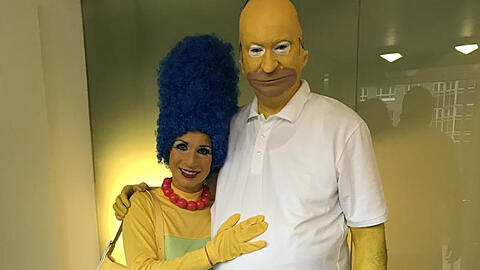 Markus Söder und seine Frau Karin Baumüller verkleiden sich bei der Fastnacht in Franken 2017 als Marge und Homer Simpson.