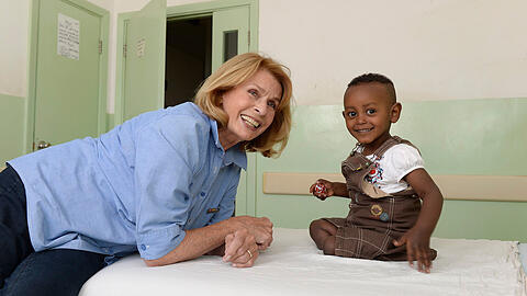 Fröhlicher Moment: Senta Berger und Tamrat auf einem der wenigen Betten in der Kinder-Klinik. Weitere Fotos von ihrem Trip nach Eritrea gibt es in der Bilderstrecke.