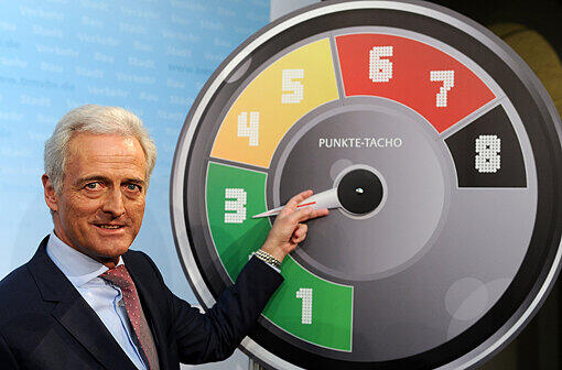 Verkehrsminister Peter Ramsauer vor dem neuen &bdquo;Punkte-Tacho&ldquo;: Obwohl er betont, dass dadurch alles einfacher würde, kam selbst er ganz schön ins Stottern.
