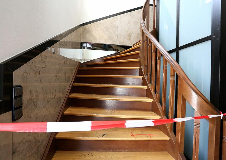 Die Polizei hat die Treppe, die zu der Zahnarztpraxis und der ausgebrannten Wohnung führt, gesperrt.