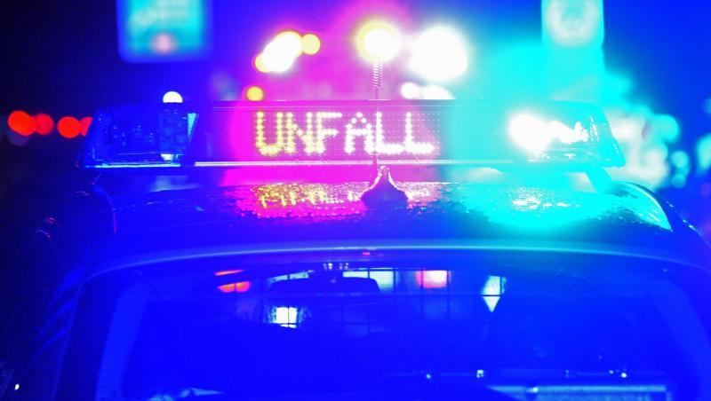 Der Schriftzug "Unfall" leuchtet an einem Streifenwagen. Foto: Stefan Puchner/dpa/Symbolbild Der Schriftzug "Unfall" leuchtet an einem Streifenwagen. Foto: Stefan Puchner/dpa/Symbolbild