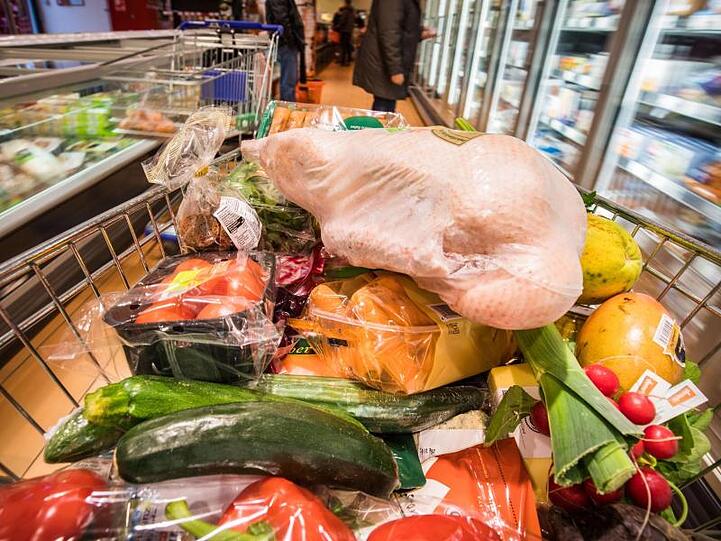 Ein vollgepackter Einkaufswagen mit Lebensmitteln in einem Supermarkt. Die Umsätze der Supermarktketten stiegen 2018 doppelt so stark wie die der Discounter.