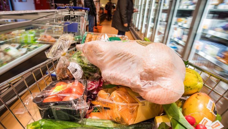 Ein vollgepackter Einkaufswagen mit Lebensmitteln in einem Supermarkt. Die Umsätze der Supermarktketten stiegen 2018 doppelt so stark wie die der Discounter. Ein vollgepackter Einkaufswagen mit Lebensmitteln in einem Supermarkt. Die Umsätze der Supermarktketten stiegen 2018 doppelt so stark wie die der Discounter.