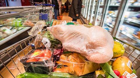 Ein vollgepackter Einkaufswagen mit Lebensmitteln in einem Supermarkt. Die Umsätze der Supermarktketten stiegen 2018 doppelt so stark wie die der Discounter.