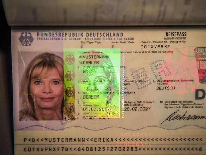 Um Ausweise fälschungssicher zu machen, sollen Passbilder künftig nur noch im Bürgeramt entstehen. Das sieht ein Gesetzentwurf des Bundesinnenministeriums vor.
