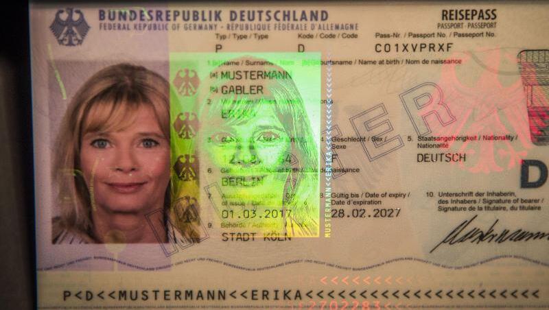 Um Ausweise fälschungssicher zu machen, sollen Passbilder künftig nur noch im Bürgeramt entstehen. Das sieht ein Gesetzentwurf des Bundesinnenministeriums vor. Um Ausweise fälschungssicher zu machen, sollen Passbilder künftig nur noch im Bürgeramt entstehen. Das sieht ein Gesetzentwurf des Bundesinnenministeriums vor.